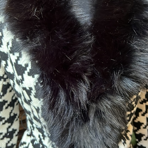 STUNNING Houndstooth Faux Fur collar & cuffs Belted Coat! It’s simply BEAUTIFUL! - Picture 10 of 16